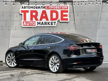 Tesla Model 3 2018 года за 13 700 000 тг. в Алматы – фото 4