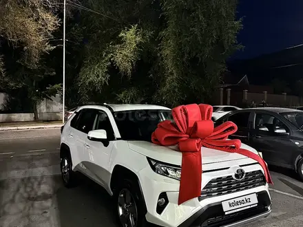 Toyota RAV4 2021 года за 16 000 000 тг. в Алматы