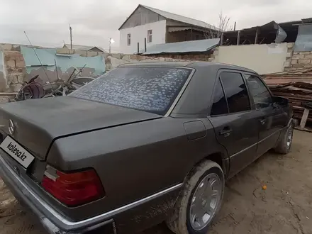 Mercedes-Benz E 260 1993 года за 600 000 тг. в Актау – фото 4