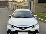 Toyota Camry 2021 года за 14 900 000 тг. в Алматы – фото 4