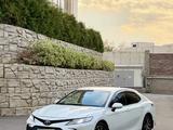 Toyota Camry 2021 года за 14 900 000 тг. в Алматы