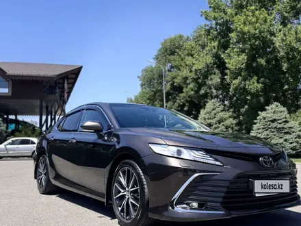 Toyota Camry 2021 года за 17 500 000 тг. в Тараз – фото 2