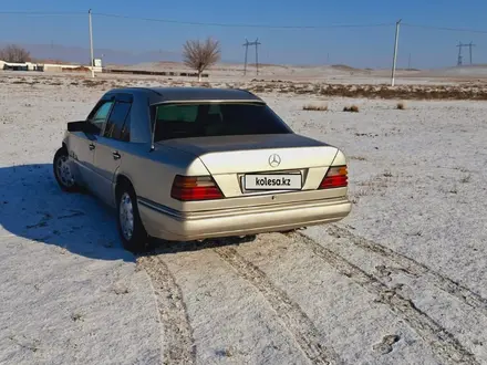 Mercedes-Benz E 230 1993 года за 1 350 000 тг. в Тараз – фото 3