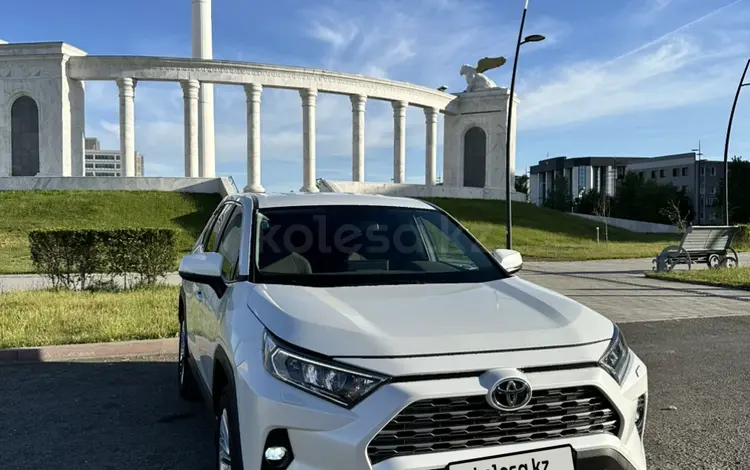 Toyota RAV4 2019 года за 13 400 000 тг. в Атырау