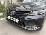 Toyota Camry 2019 года за 13 050 000 тг. в Шымкент – фото 2