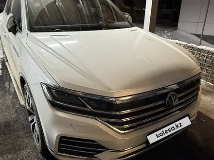 Volkswagen Touareg 2022 года за 30 000 000 тг. в Алматы