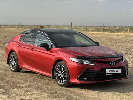 Toyota Camry 2021 года за 15 500 000 тг. в Атырау – фото 4