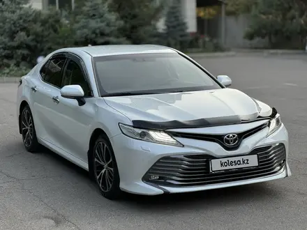 Toyota Camry 2018 года за 13 600 000 тг. в Алматы – фото 2