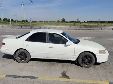 Toyota Camry 2000 года за 3 600 000 тг. в Шу – фото 41