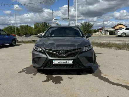 Toyota Camry 2018 года за 11 000 000 тг. в Актобе – фото 2