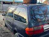 Volkswagen Sharan 1997 года за 1 800 000 тг. в Уральск – фото 3