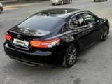 Toyota Camry 2021 года за 14 800 000 тг. в Алматы – фото 2