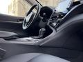 Toyota Camry 2021 года за 17 600 000 тг. в Актобе – фото 18