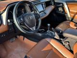 Toyota RAV4 2017 года за 9 000 000 тг. в Атырау