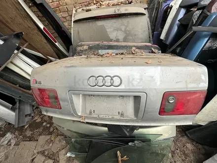 Крышка багажника Audi a8 s8 D2 за 15 000 тг. в Алматы