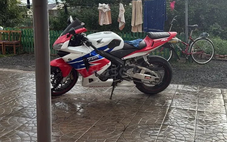 Honda  CBR 600RR 2004 года за 2 300 000 тг. в Астана
