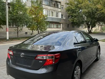 Toyota Camry 2014 года за 6 100 000 тг. в Уральск – фото 2