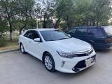 Toyota Camry 2017 года за 12 100 000 тг. в Актобе – фото 2
