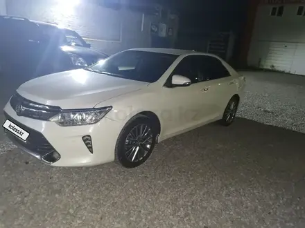 Toyota Camry 2017 года за 12 000 000 тг. в Актобе – фото 2