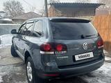 Volkswagen Touareg 2008 года за 6 950 000 тг. в Алматы – фото 3