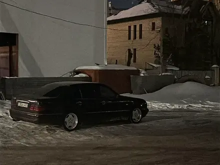 Mercedes-Benz E 320 1998 года за 2 700 000 тг. в Астана – фото 2