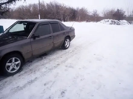 Mercedes-Benz E 220 1993 года за 1 900 000 тг. в Сарыколь – фото 3