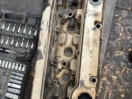 Привозная клапанная крышка M104 MERCEDES BENZ за 2 000 тг. в Алматы