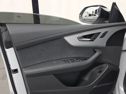 Audi Q8 55 TFSI Quattro 2023 года за 39 300 000 тг. в Алматы – фото 13