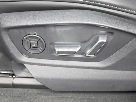 Audi Q8 55 TFSI Quattro 2023 года за 39 300 000 тг. в Алматы – фото 22