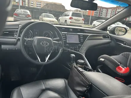 Toyota Camry 2018 года за 12 250 000 тг. в Актобе – фото 8