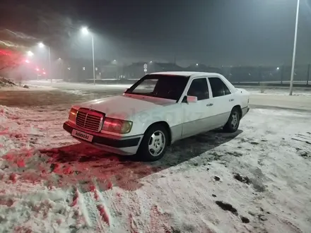 Mercedes-Benz E 230 1992 года за 1 600 000 тг. в Караганда