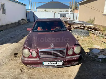 Mercedes-Benz E 200 2013 года за 1 800 000 тг. в Атырау