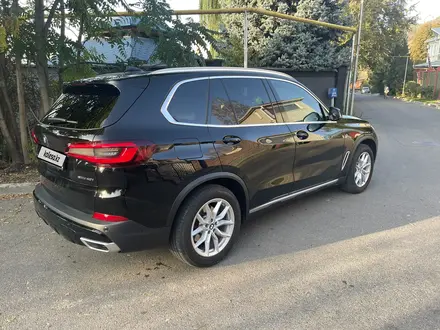 BMW X5 2021 года за 35 500 000 тг. в Алматы – фото 3