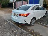 Hyundai Accent 2021 года за 7 800 000 тг. в Актобе – фото 2