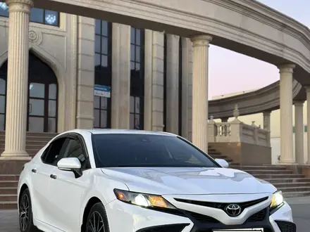 Toyota Camry 2022 года за 14 500 000 тг. в Атырау