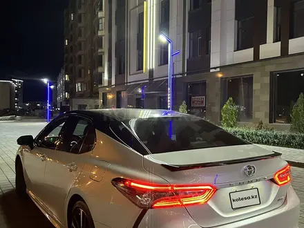 Toyota Camry 2018 года за 13 000 000 тг. в Актау – фото 2