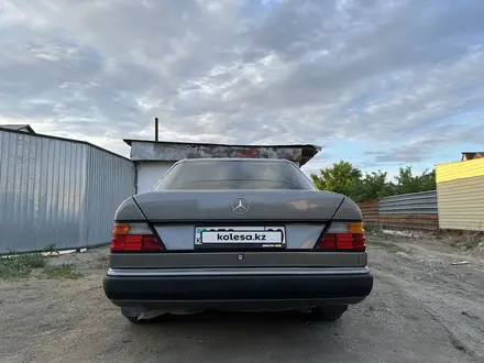 Mercedes-Benz E 220 1993 года за 2 900 000 тг. в Сатпаев – фото 5