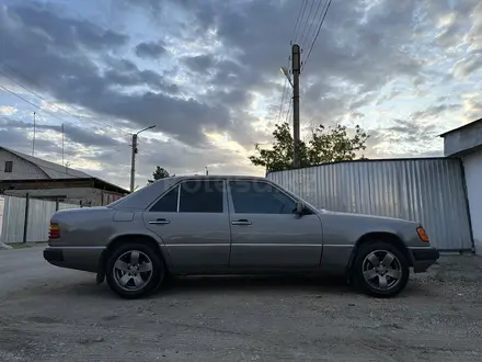 Mercedes-Benz E 220 1993 года за 2 900 000 тг. в Сатпаев – фото 7