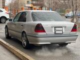 Mercedes-Benz C 240 1997 года за 3 500 000 тг. в Жанаозен – фото 4