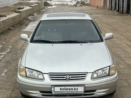 Toyota Camry 2000 года за 3 650 000 тг. в Жанаозен – фото 2