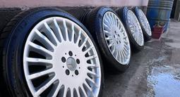 Комплект литых дисков Mercedes 19 с покрышками за 400 000 тг. в Туркестан – фото 2