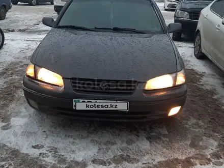 Toyota Camry 2000 года за 3 300 000 тг. в Экибастуз – фото 2