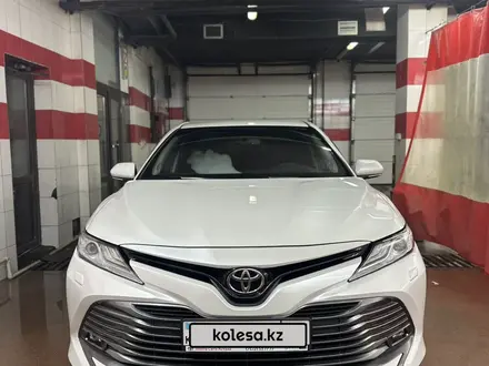 Toyota Camry 2018 года за 14 800 000 тг. в Астана – фото 2