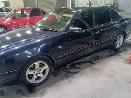 Mercedes-Benz E 280 1998 года за 3 000 000 тг. в Туркестан – фото 2