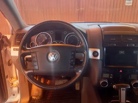 Volkswagen Touareg 2004 года за 6 000 000 тг. в Атырау – фото 13