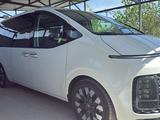 Hyundai Staria 2022 года за 22 400 000 тг. в Уральск – фото 3