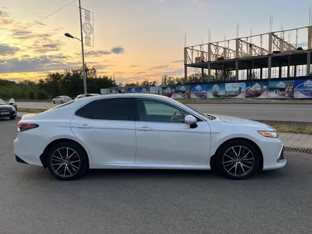 Toyota Camry 2021 года за 13 500 000 тг. в Алматы – фото 2