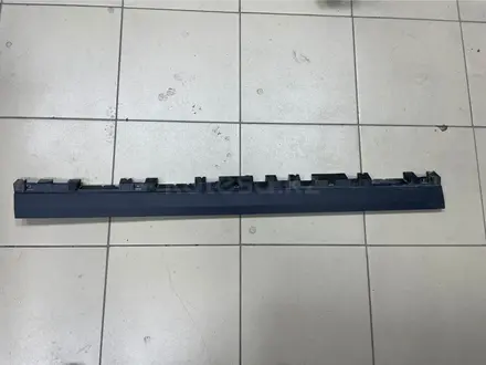 Накладка двери передней правой Hyundai Santa Fe за 12 000 тг. в Караганда