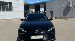 Toyota Camry 2021 года за 11 900 000 тг. в Астана – фото 2