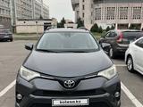 Toyota RAV4 2018 года за 12 550 000 тг. в Астана – фото 2